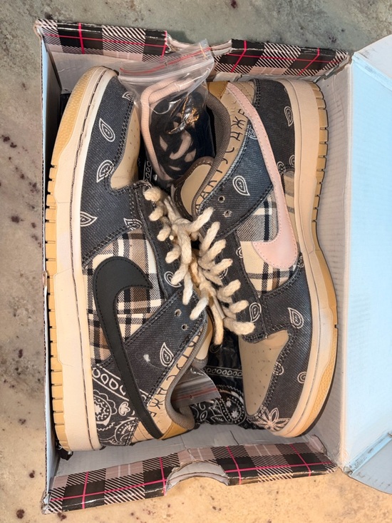 Nike x Travis Scott SB Dunk Low  - Beige, Black - Picture 2 of 6